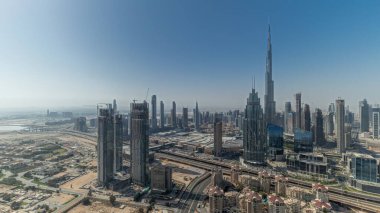 Panorama, Dubai şehir merkezindeki en yüksek kuleleri ve karayolu zaman çizelgesini gösteriyor. Finansal bölge ve şehir merkezindeki iş alanı. Gökdelen ve yüksek binalar