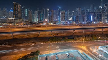 Panorama, Dubai marinasının gökdelenlerin en yüksek binasını gösteriyor. JLT bölgesinden apartman binalarına, otellere ve otoyol yakınlarındaki iş kulelerine hava manzarası.