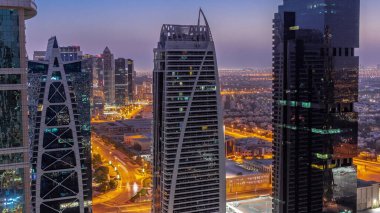 Dubai çok amaçlı emtia merkezi karma kullanım bölgesinin bir parçası olan JLT bölge hava sahasındaki uzun binalar. Arka planda villalar ve yol trafiği