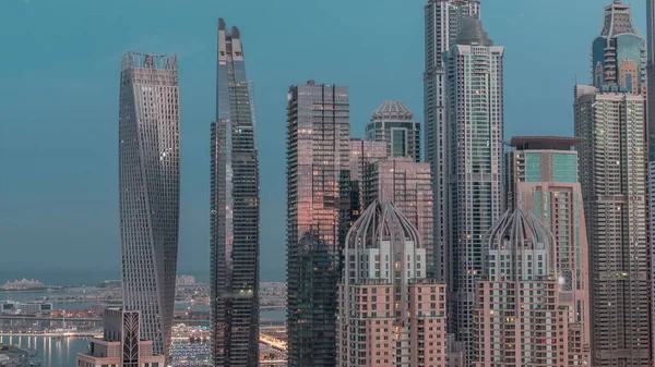 Rascacielos Dubai Marina Con Los Edificios Residenciales Más Altos Iluminados —  Fotos de Stock