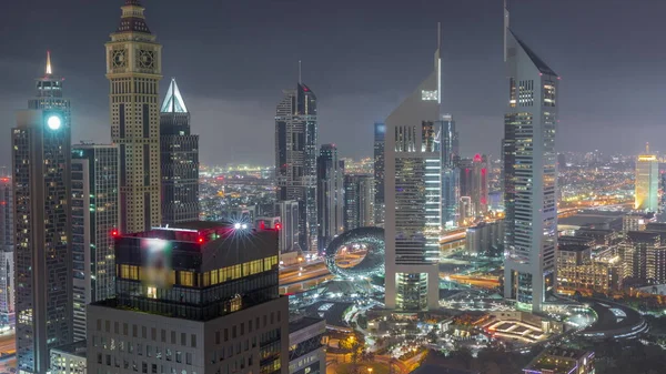 阿拉伯联合酋长国迪拜 谢赫扎耶德路的摩天大楼和Difc整晚都在观望 金融中心的塔楼从上方俯瞰 灯光熄灭 — 图库照片