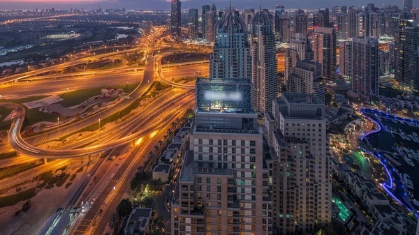 迪拜码头和Jlt照亮了谢赫扎耶德路沿线的摩天大楼 在日出前的一个大交汇处 从夜到天的过渡时间已经过去了 来自上方的住宅和办公大楼 — 图库照片