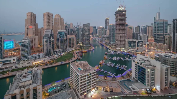 Dubai Marina Con Varios Barcos Yates Estacionados Puerto Rascacielos Alrededor — Foto de Stock