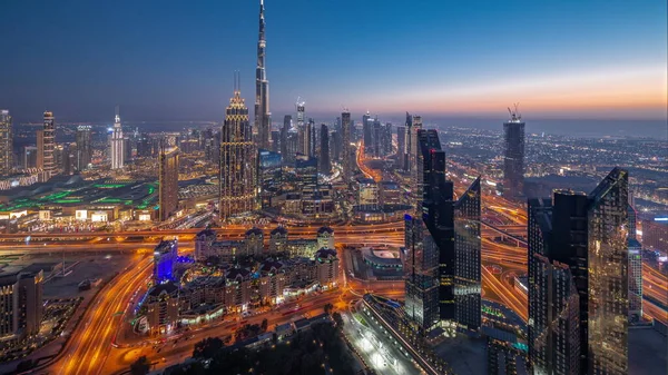 迪拜下城天际线和高速公路上最高的塔楼的空中景观日夜不停地经过 智能城市的金融区和商业区 摩天大楼和高层大楼 — 图库照片