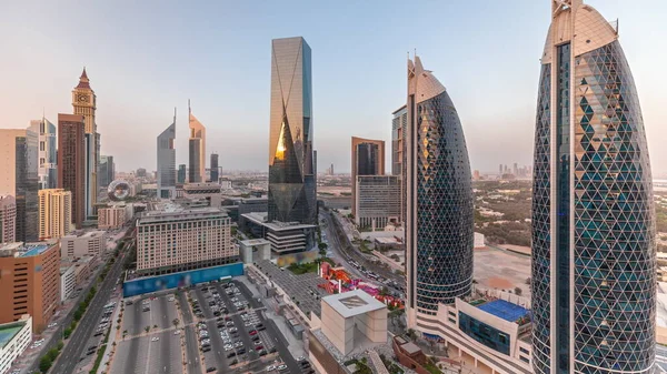 迪拜国际金融区的空中景观有许多摩天大楼 时光流逝 有购物区的大街附近的大停车场 阿联酋 — 图库照片