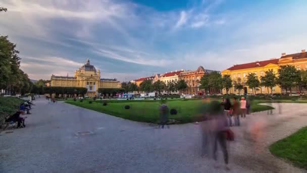 クロアチアのザグレブの日没時に トミスラフ王広場のアートパビリオンのパノラマのタイムラプスビュー 大規模な展覧会に対応するために特別に設計された南東ヨーロッパで最も古いギャラリー — ストック動画