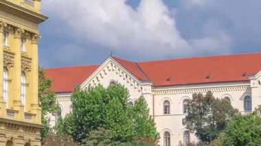 Hırvat Ulusal Tiyatrosu 'nun zaman çizelgesi. Hırvatistan, Zagreb. Çiçekli yeşil çimen ve mavi bulutlu gökyüzü