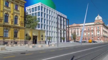 Hırvatistan 'ın Zagreb kentinde Hırvat Müzik Akademisi' nin yeni binası. Trafik caddelerde, güneşli bir günde mavi bulutlu gökyüzü