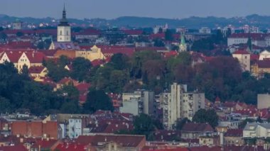 St. Mark Kilisesi zaman çizelgesi ve Hırvatistan 'ın Zagreb kentindeki kırmızı çatılı parlamento binası. Çatıdan üst manzara, şehir manzarası ufuk çizgisi