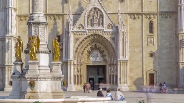 Entrada Catedral Zagreb Timelapse Monumento Llamado Pilar Marías Día Soleado — Vídeos de Stock