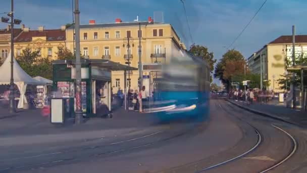 クロアチアの首都ザグレブの新しい近代的なトラムは 鉄道駅の近くでタイムラプスします トラムの人々は日没時に停車します クロアチア — ストック動画
