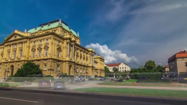 Edificio Del Teatro Nacional Croata Timelapse Hiperlapso Croacia Zagreb Césped — Vídeos de Stock