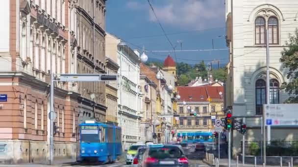 Eine Belebte Straße Der Nähe Des Neubaus Der Kroatischen Musikakademie — Stockvideo