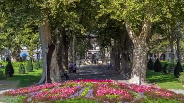 People Walking Pavillion Zrinjevac Park Timelapse Zagreb Croatia Zrinjevac Spread — Vídeo de Stock