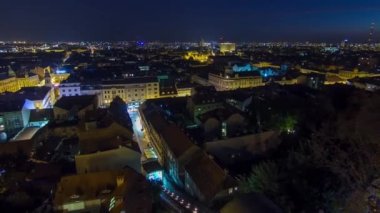Gece vakti Zagreb 'in eski bir kasabası. Zagreb, Hırvatistan. Kula Lotrscak kulesinden aydınlık sokaklara sahip üst panoramik manzara