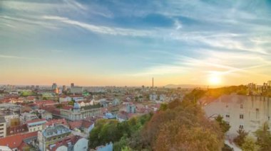 Zagreb şehir merkezindeki hava manzarası, güzel bir gün batımı, Hırvatistan 'ın başkenti. Zagreb 'in havacılık şehri. Kula Lotrscak kulesinden üst görünüm