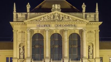 İnsanların önünde Main Railway Station gece timelapse, Hırvat demiryolları ağının ana hub Tomislav meydanında. Yolda trafik. Zagreb, Hırvatistan