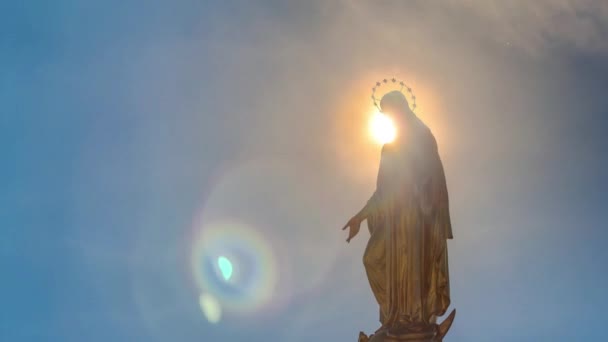Monumen Maria Suci Dengan Matahari Belakangnya Alun Alun Depan Katedral — Stok Video
