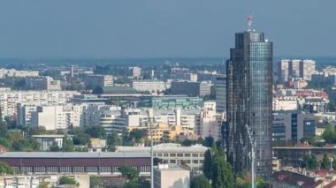 Hırvatistan 'ın Zagrep kentindeki şehir merkezinin hava zaman çizelgesinin yer aldığı panorama, çağdaş ve tarihi binalar, uzakta müzeler bulunuyor. Gökdelenden üst görünüm