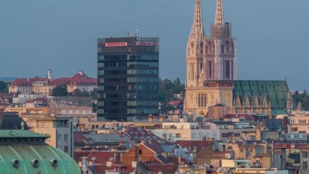 Zagreb Hoofdstad Van Kroatië Kathedraal Moderne Wolkenkrabber Met Een Oude — Stockvideo