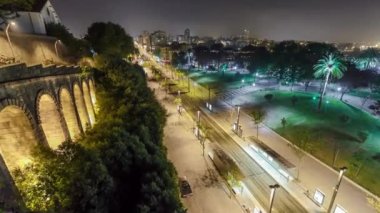 Vila Nova de Gaia 'da Jardim do Morro ve Portekiz' in tarihi şehir merkezinde metro ile Porto şehir manzarası gecesi. Akşam aydınlatma ve trafik ile yukarıdan hava görüntüsü