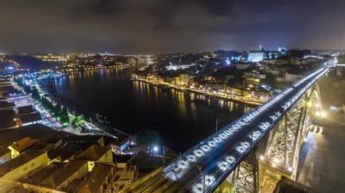 Portekiz 'in tarihi şehri Porto' nun gece hava görüntüsü. Yukarıdan Dom Luiz köprüsü ile panoramik zaman dilimi.