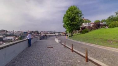 Vila Nova de Gaia 'daki Manastır da Serra do Pilar ve Porto, Portekiz' deki Dom Luiz Köprüsü zaman atlaması. Soldaki ünlü buzdolabı.