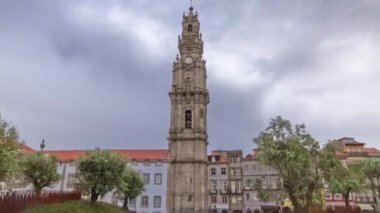 Clerigos Kilisesi 'nin çan kulesi Torre dos Clerigos, bulutlu arka planda parktan ağaçlara bakan Porto şehrinin ünlü bir panoramik bakış açısıdır.