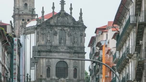 Clerigos Kilisesi Torre Dos Clerigos Portekiz Porto Şehrinde Trafik Varken — Stok video