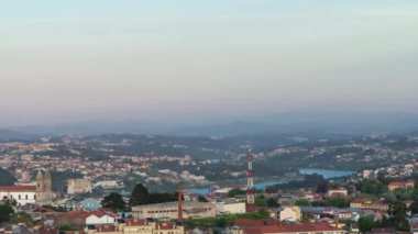 Günbatımından sonra, Porto, Portekiz 'in Panoramic City Overview of Red Tile Çatıları ve Douro Nehri. Yukarıdan hava üstü görünümü