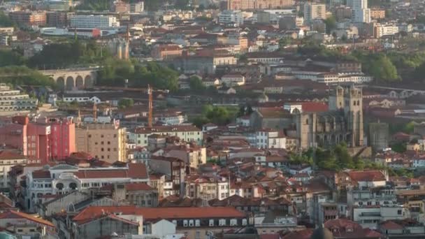 位于葡萄牙波尔图的波尔图古城 在一个温暖的春日里 从空中俯瞰着与大教堂同在的屋顶 直到日落时分 一座具有历史建筑的波尔图 — 图库视频影像