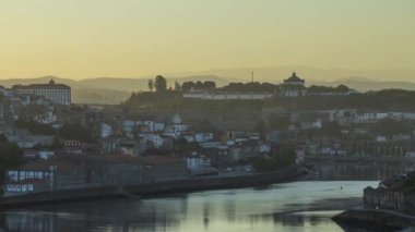 Arka planda Mosteiro da Serra do Pilar ile birlikte Douro Nehri 'nin en sembolik bölgesinde sabah görüntüsü. Dünyaca ünlü Porto şarabı üretim bölgesi..