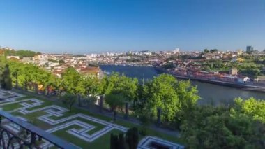 Porto, Portekiz 'in eski panoramik silueti Botanik Bahçesi Pavilhao Rosa Mota' nın Douro Nehri 'ndeki hiperhızlandırılmış hava manzarası üzerinde.