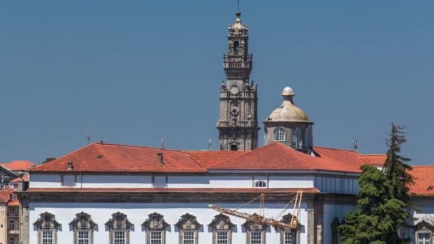 聖公会宮殿とクレリゴス教会の鐘楼はポルトガルのポルトの青い空と春の日にタイムラプスします 歴史的建造物の赤い屋根 — ストック動画