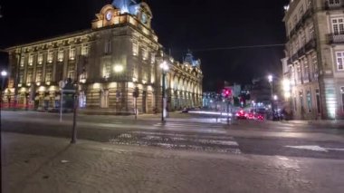 Aydınlatılmış Sao Bento Tren İstasyonu 'nun kavşağı gece vakti aşırı hızlanıyor. İstasyon inşaatı Avrupa 'nın popüler bir turistik merkezidir..