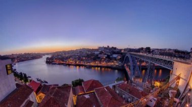 Panorama eski şehir Porto River Arrabida bridge gün gece geçiş, Oporto, Portekiz için günbatımı timelapse sonra tekne taşıma bağlantı noktası ile Duoro
