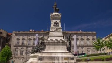 Henry Infante Dom Henrique Navigator Anıtı ve Borsa Sarayı, Porto, Portekiz zaman atlaması. Mavi gökyüzü