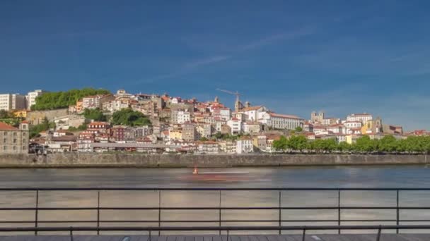 ウォーターフロントからドゥロ川のスカイラインは ポルトガルのポルトで日没の時間の間に過経過します ポルトはヨーロッパで最も人気のある観光地の1つです — ストック動画