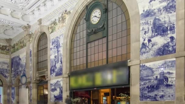 絵付けされたセラミックタイルは ポルトのサンパウロ駅のメインホールの壁にAzulejosタイムラプス 駅の建物の内部は ヨーロッパの人気の観光スポットです — ストック動画
