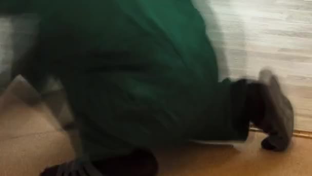 Zimmerleute Grünen Uniformen Verlegen Während Der Bodenarbeiten Untergrund Vor Holzparkett — Stockvideo