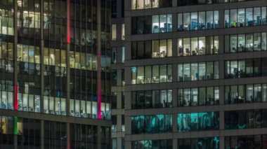 Gökdelenler Uluslararası Şehir İş Merkezi 'ndeki panoramik ofis pencerelerine gece vakti en tepeden yaklaş