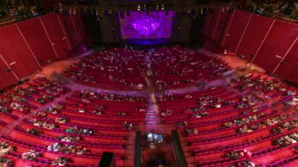 Глядачі Збираються Аудиторії Дивляться Шоу Театрі Великий Зал Червоними Кріслами — стокове відео