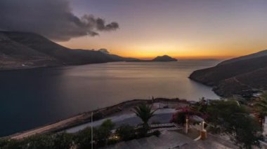 Panorama, gün batımından sonra Amorgos adasının havadan akşama geçiş süresini gösteriyor. Geleneksel Yunanistan - tepelerde beyaz evler ve turkuaz deniz, Kiklad