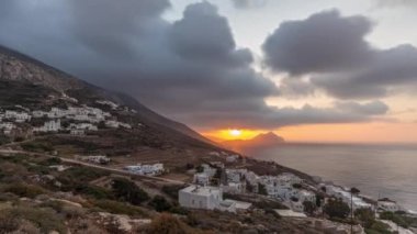 Panorama, Amorgos adasında günbatımını gösteriyor. Geleneksel Yunanistan - tepelerde beyaz evler ve turkuaz deniz, Kiklad