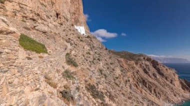 Panorama, ünlü Hozoviotissa Manastırı 'nı Amorgos adasındaki Ege Denizi' nin üzerindeki bir kayanın üzerinde duruyor. Zaman atlaması, Kiklad, Yunanistan.