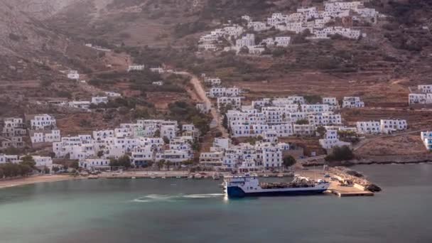アモルゴス島の空中時間は 午前中に上記から経過します 伝統的なギリシャ 丘の上の白い家と港 キクラデス諸島の海港で船 — ストック動画