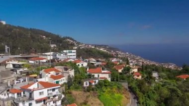 Madeira 'daki teleferikli araçtan dağın tepesindeki hava görüntüsü. Modern peyzaj. Funchal, Portekiz.