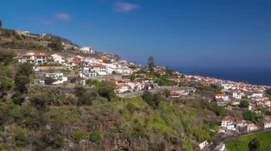 Madeira 'daki teleferikli araçtan dağın tepesindeki hava görüntüsü. Ada manzarası. Funchal, Portekiz.