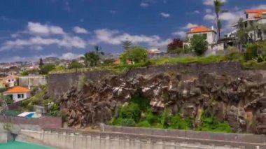 Madeira 'daki teleferikli araçtan dağın tepesindeki hava görüntüsü. Kasaba manzarası. Funchal, Portekiz.