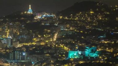 Portekiz 'in Madeira Adası' ndaki Funchal 'ın gece görüntüsü. Aydınlatılmış biülsiyon ve şehir sokakları. En üstteki kilise.